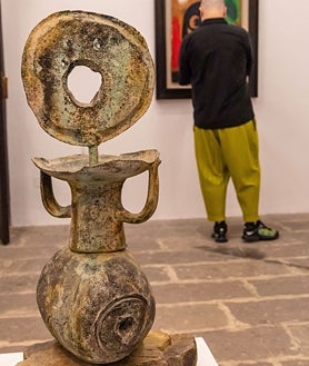 Imagen secundaria 2 - En las imágenes, detalles del montaje de 'Paisaje Miró' en sus distintas sedes