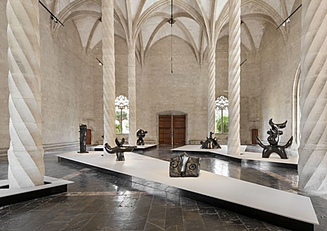 Imagen secundaria 1 - En las imágenes, detalles del montaje de 'Paisaje Miró' en sus distintas sedes