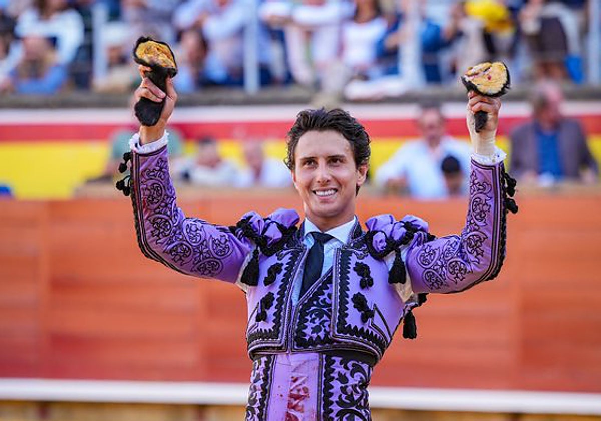 Andrés Roca Rey, feliz con las dos orejas del toro de su reaparición