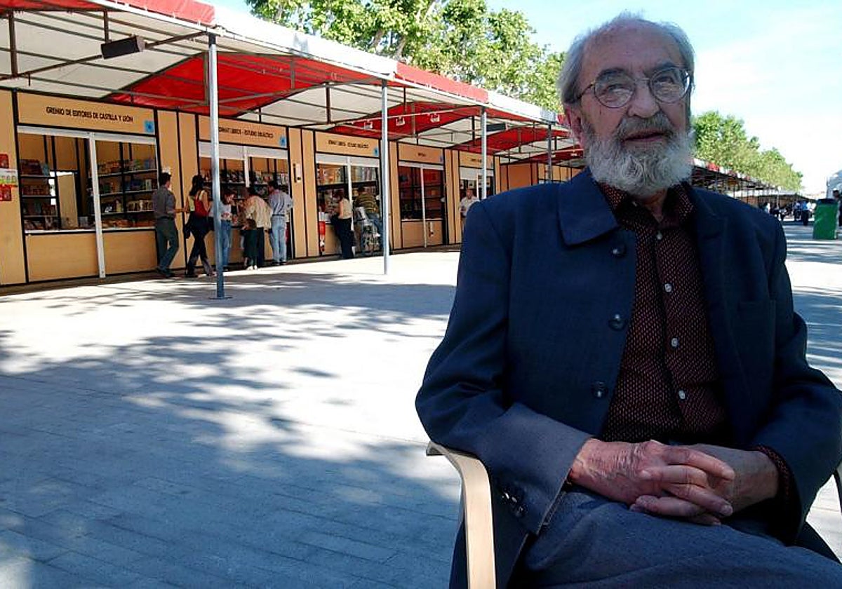Ángel González en la Feria del Libro de Valladolid en 2003