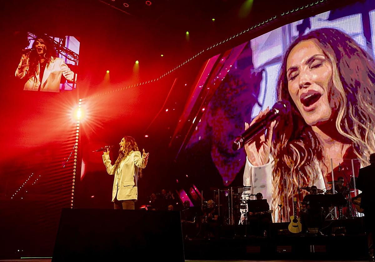 Malú, durante su actuación en el concierto inaugural del Roig Arena