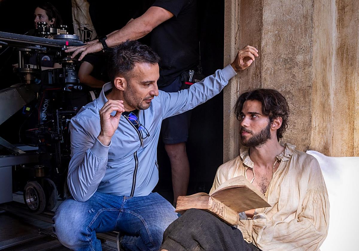 Alejando Amenábar, durante el rodaje de 'El cautivo' con Julio Peña, que da vida a Miguel de Cervantes preso en Argel