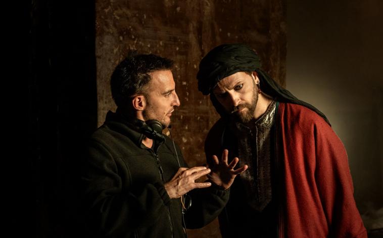 Imagen principal - Arriba, Alejandro Amenábar da instrucciones a Alessandro Borghi, que interpreta al bajá de Argel en 'El cautivo'; abajo, una escena de 'El cautivo' de clara inspiración quijotesca. En la última imagen,