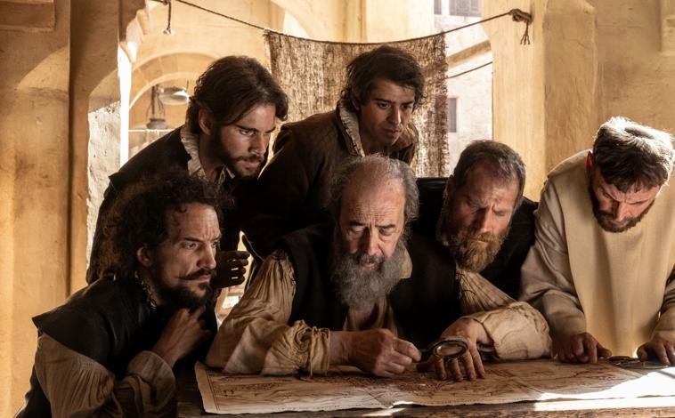 Imagen principal - Arriba, Miguel Rellán (que interpreta a Antonio de Sosa), rodeado de los compañeros presos en Argel. Abajo, un retrato de Rellán. En la última imagen, el actor Fernando Tejero, que interpreta al dominico Blanco de Paz