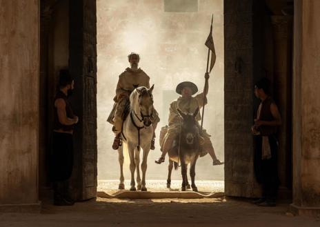 Imagen secundaria 1 - Arriba, Alejandro Amenábar da instrucciones a Alessandro Borghi, que interpreta al bajá de Argel en 'El cautivo'; abajo, una escena de 'El cautivo' de clara inspiración quijotesca. En la última imagen,