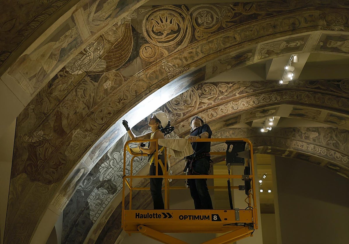 Los expertos de Aragón analizando las pinturas murales