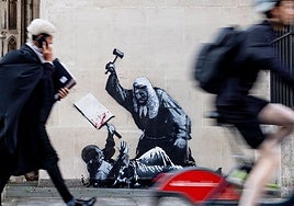 El tribunal de Londres tapa un mural de Banksy que denuncia la represión a las protestas pro Palestina