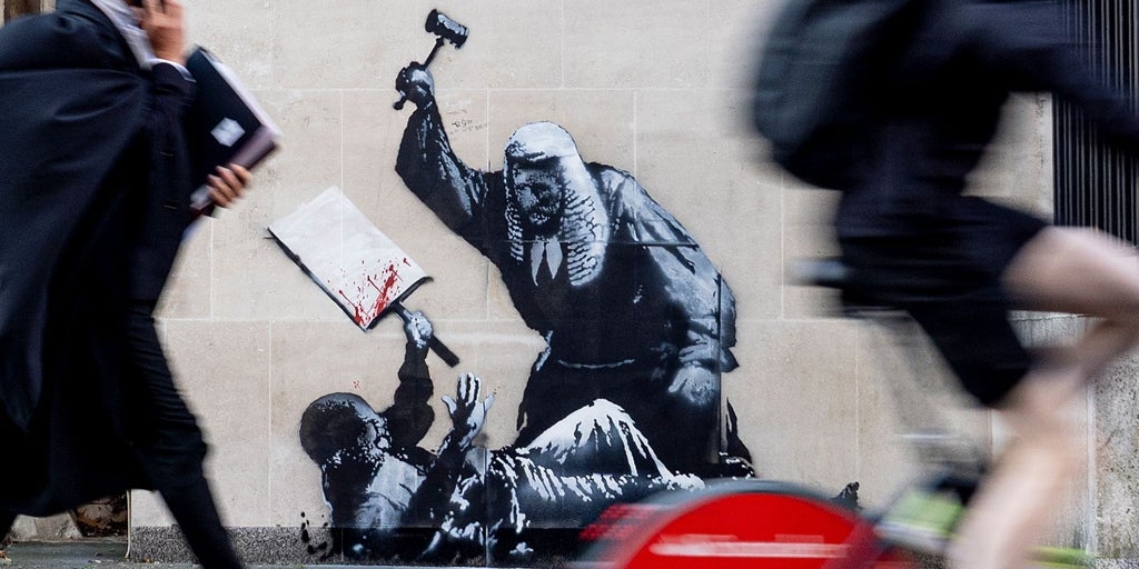 El tribunal de Londres tapa un mural de Banksy que denuncia la represión a las protestas pro Palestina