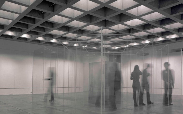 Hauptbild – Oben die Installation „Ein Labyrinth“. Unten „Türen“ und „Schnittstück“.