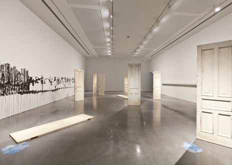 Sekundärbild 1 – Oben die Installation „Ein Labyrinth“. Unten „Türen“ und „Schnittstück“.