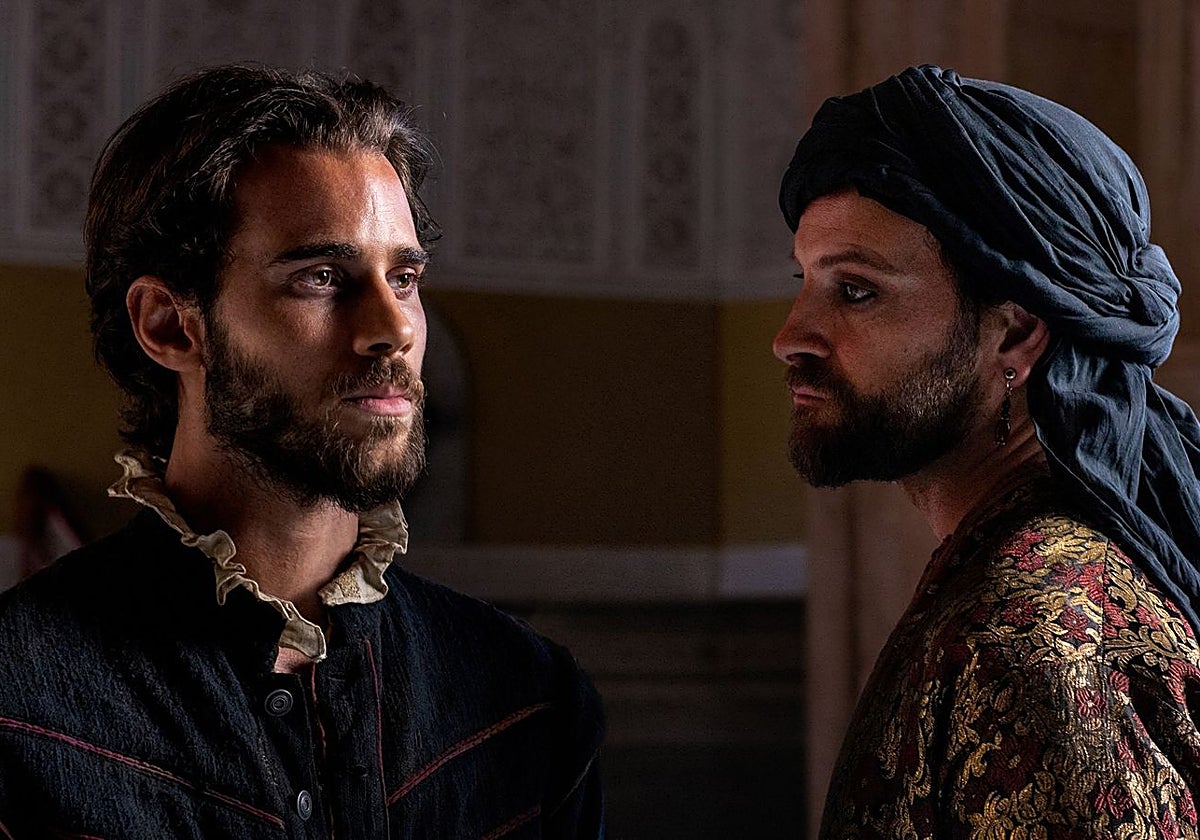 Juan Peña es Cervantes (izquierda) y Alessandro Borghi, Hazán Bajá