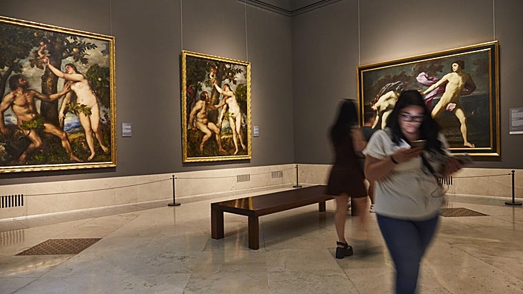 En la Sala 40 del Prado se han reubicado algunas obras que colgaban en la galería central. En la imagen, 'Adán y Eva' de Tiziano, 'Adán y Eva' de Rubens e 'Hipómenes y Atalanta' de Guido Reni