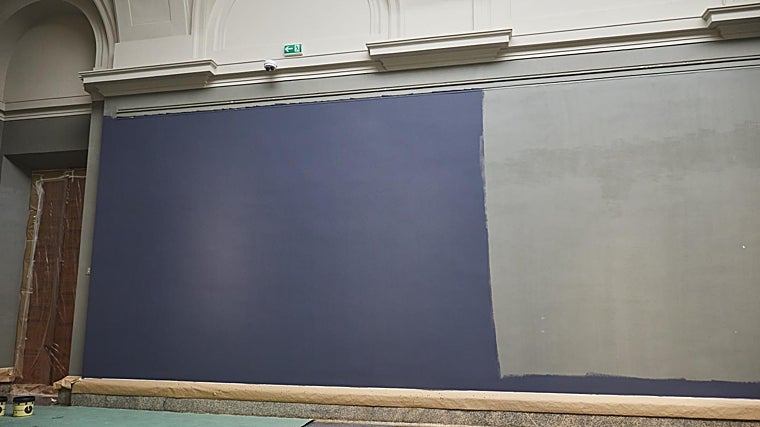 A la derecha, el color actual de las paredes de la galería central. A la izquierda, el nuevo. Ese fragmento semeja un monumental cuadro de Rothko