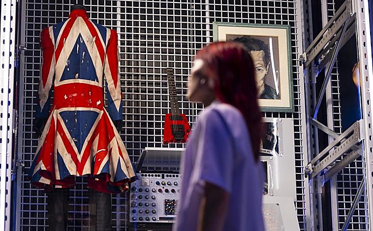 Imagen principal - De arriba a abajo y de izquierda a derecha: Levita con la bandera británica diseñada por David Bowie y Alexander McQueen para 'Earthling', 1997, una de las piezas más cotizadas. Vista del David Bowie Center. Réplica del mono Tokyo Pop confeccionado por Kansai Yamamoto y lucido por David Bowie en su papel de 'Ziggy Stardust'