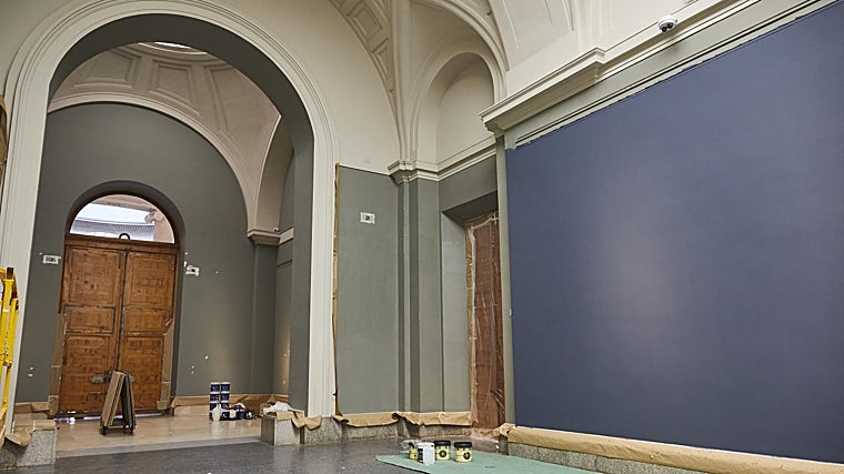 Fragmento de la galería central pintado de color azul junto a la puerta de Goya alta del Prado