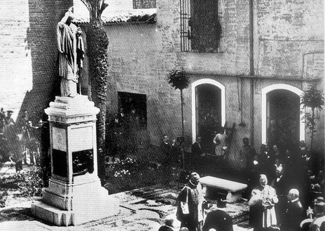Imagen secundaria 1 - La estatua de Osio de Córdoba, obra del escultor Coullaut Valera, en la actualidad y el día de su inauguración, junto a otra conocida imagen del obispo