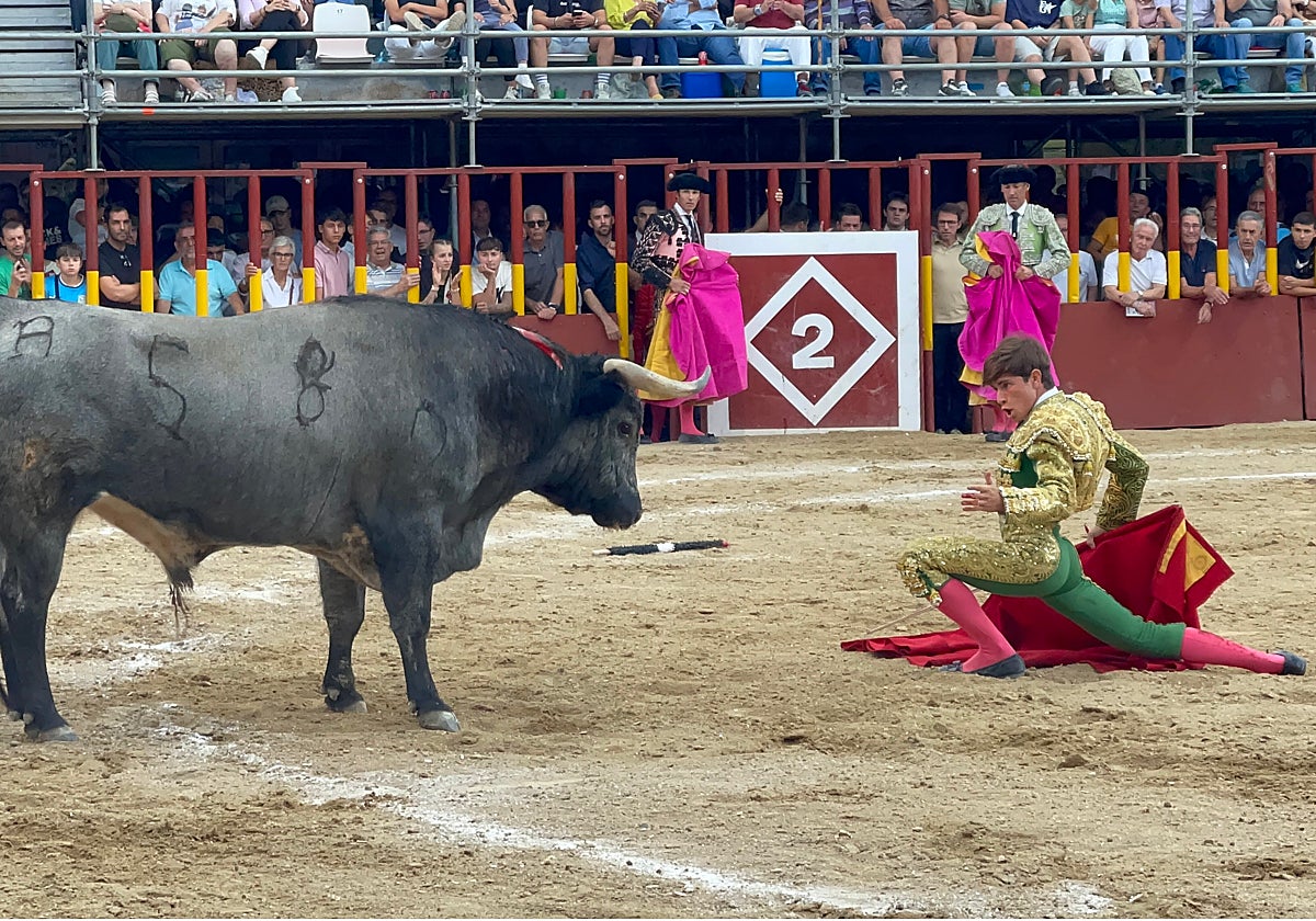 Aarón Palacio con el quinto, condenado a banderillas negras