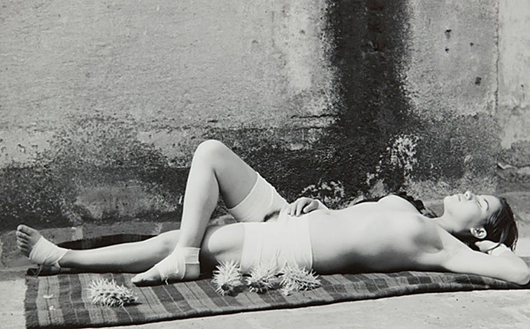 Imagen principal - De arriba abajo, 'La buena fama durmiendo', de Manuel Álvarez Bravo (Blanca Berlín); 'Del marfil al color hígado', de Clara Sánchez Sala (NF); y 'Deriva y colapso', de Carlos Pesudo (Herrero de Tejada)