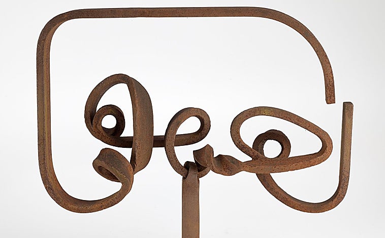 Imagen principal - De arriba abajo, 'Cabeza reclinada. El grito', de Martín Chirino (Guillermo de Osma);'Un viento cálido que alcanza todos los rincones', de Los Bravú (El Apartamento); y 'Flores y cruces', de José Luis Valverde (Silvestre)