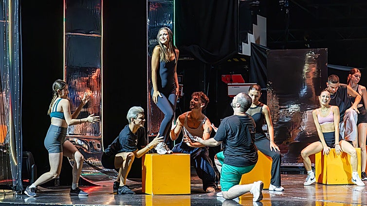 Raffaella Carrá vuelve a bailar en la Gran Vía madrileña