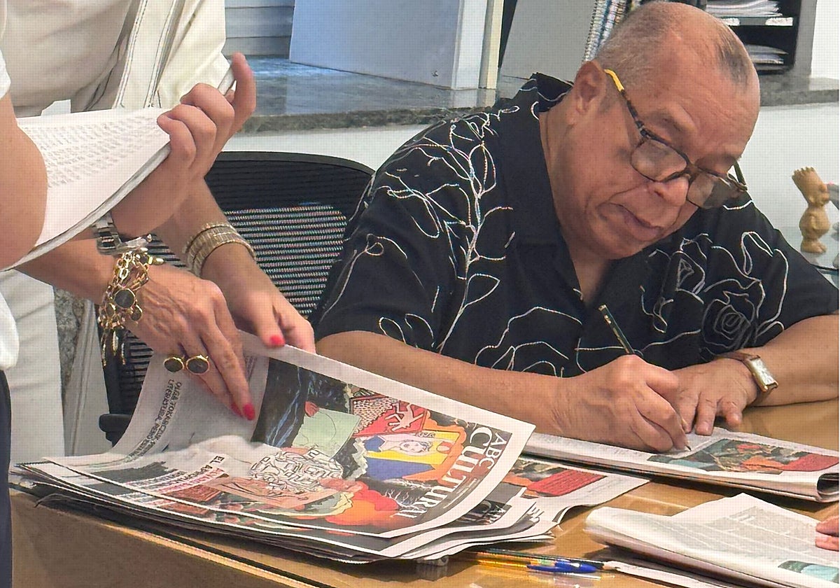 Barrios durante la firma de ejemplares de ABC Cultural