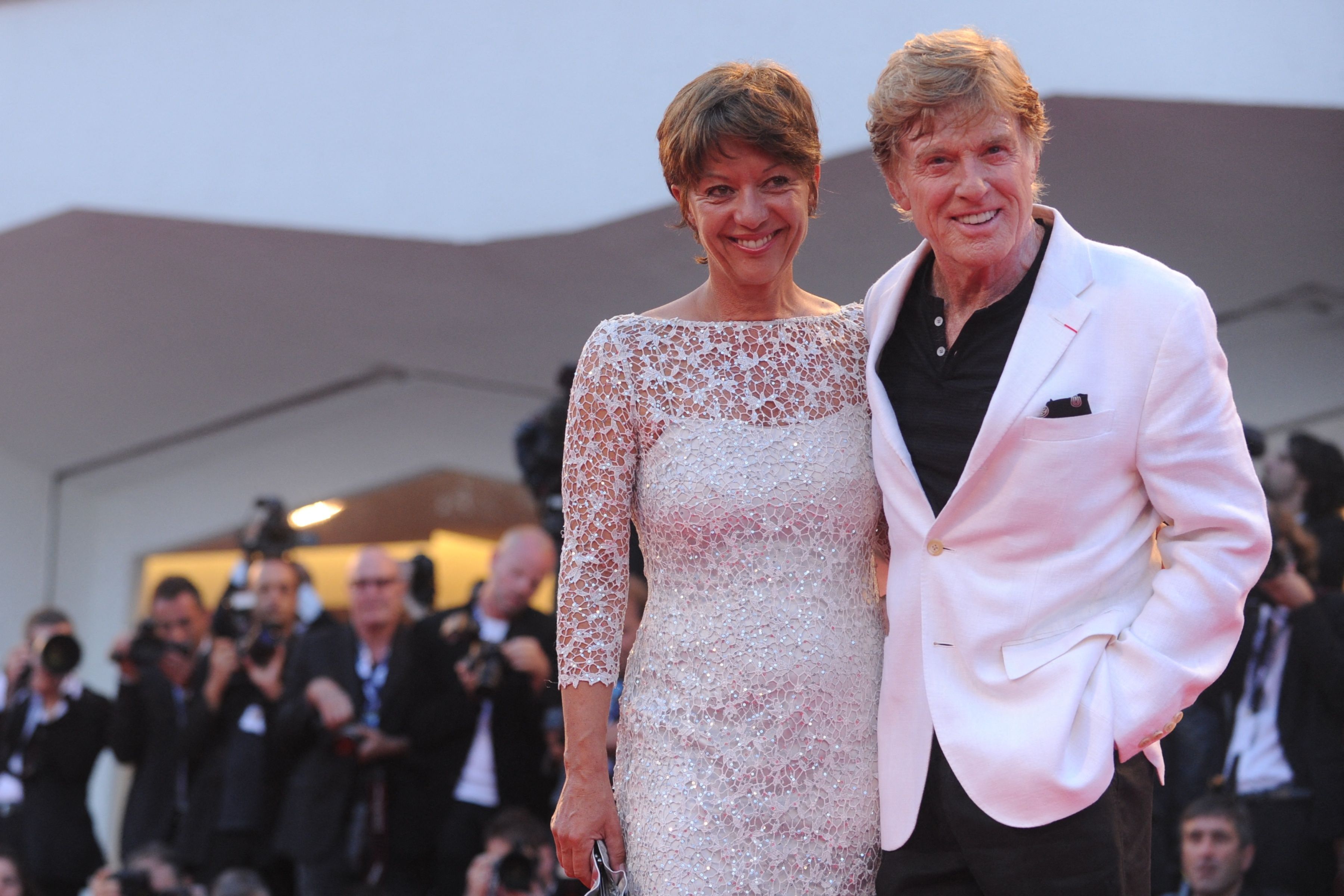 Robert Redford junto a su mujer Sibylle Szaggars en el 69 Festival de Venecia.