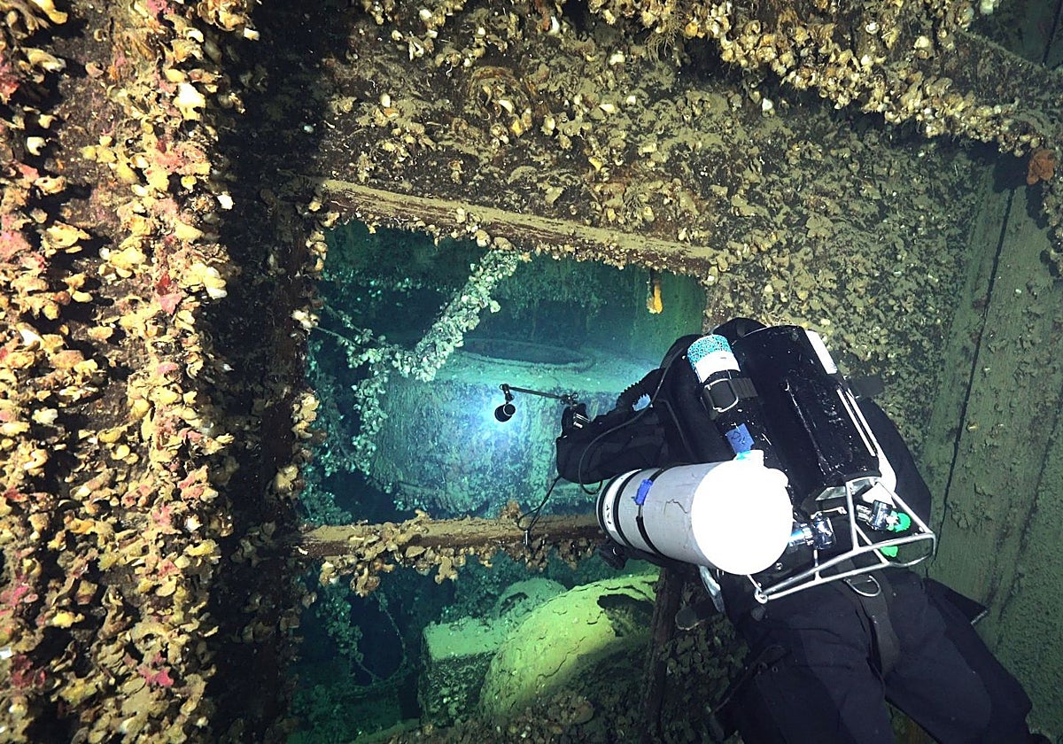 Un buzo en el interior del Britannic