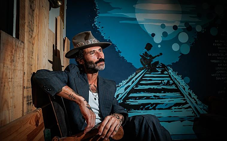 Imagen principal - Arriba, Leiva en la zona de conciertos del camping, frente a un mural pintado por Elena de las viejas vías de la Alameda de Osuna que tanto lo marcaron; abajo, retratos de Leiva durante la jornada con ABC Cultural