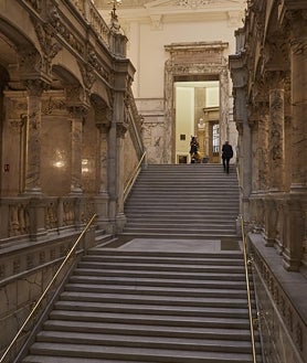 İkincil Görüntü 2 - Yukarıda, bugün kütüphaneye ev sahipliği yapan nakit avlu. Bu çizgilerde, solda, operasyonlar verandası. Sağda, imparatorluk merdiveni