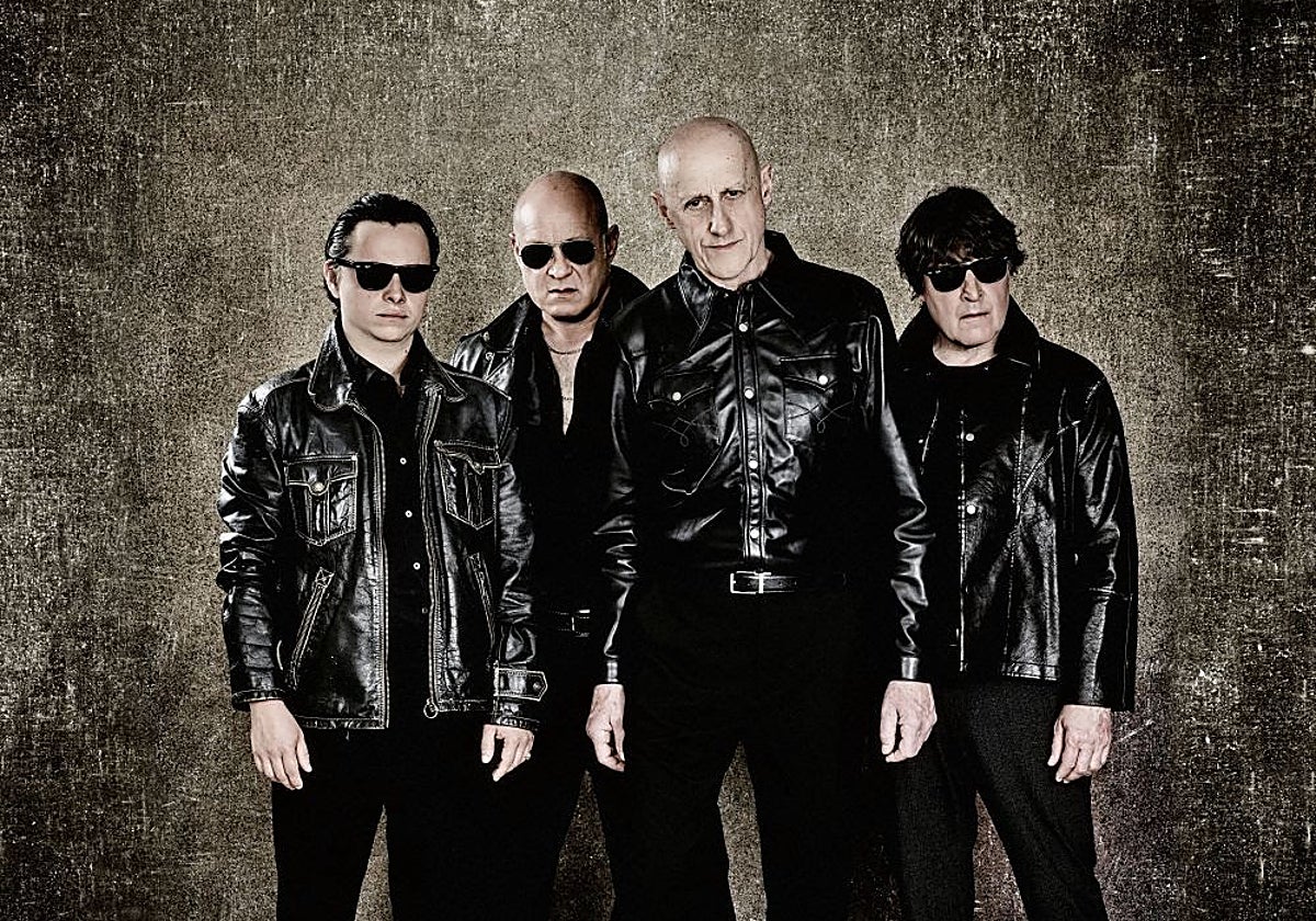 Jorge Martínez junto a la alineación actual de Ilegales