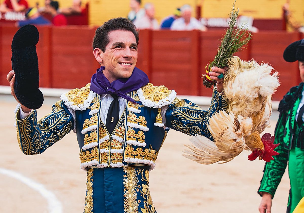 Ginés dando la vuelta al ruedo tras la faena al tercero en Guadalajara