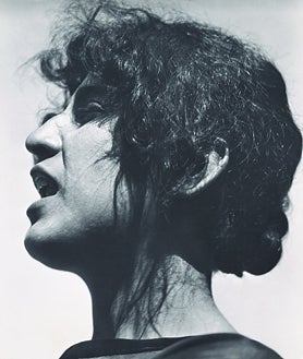 Imagen secundaria 2 - Edward Weston. Arriba, 'Dunas', Oceano, 1936. Sobre estas líneas, a la izquierda, 'Nubes', Valle de la Muerte, 1939. A la derecha, Guadalupe Marín de Rivera, 1924