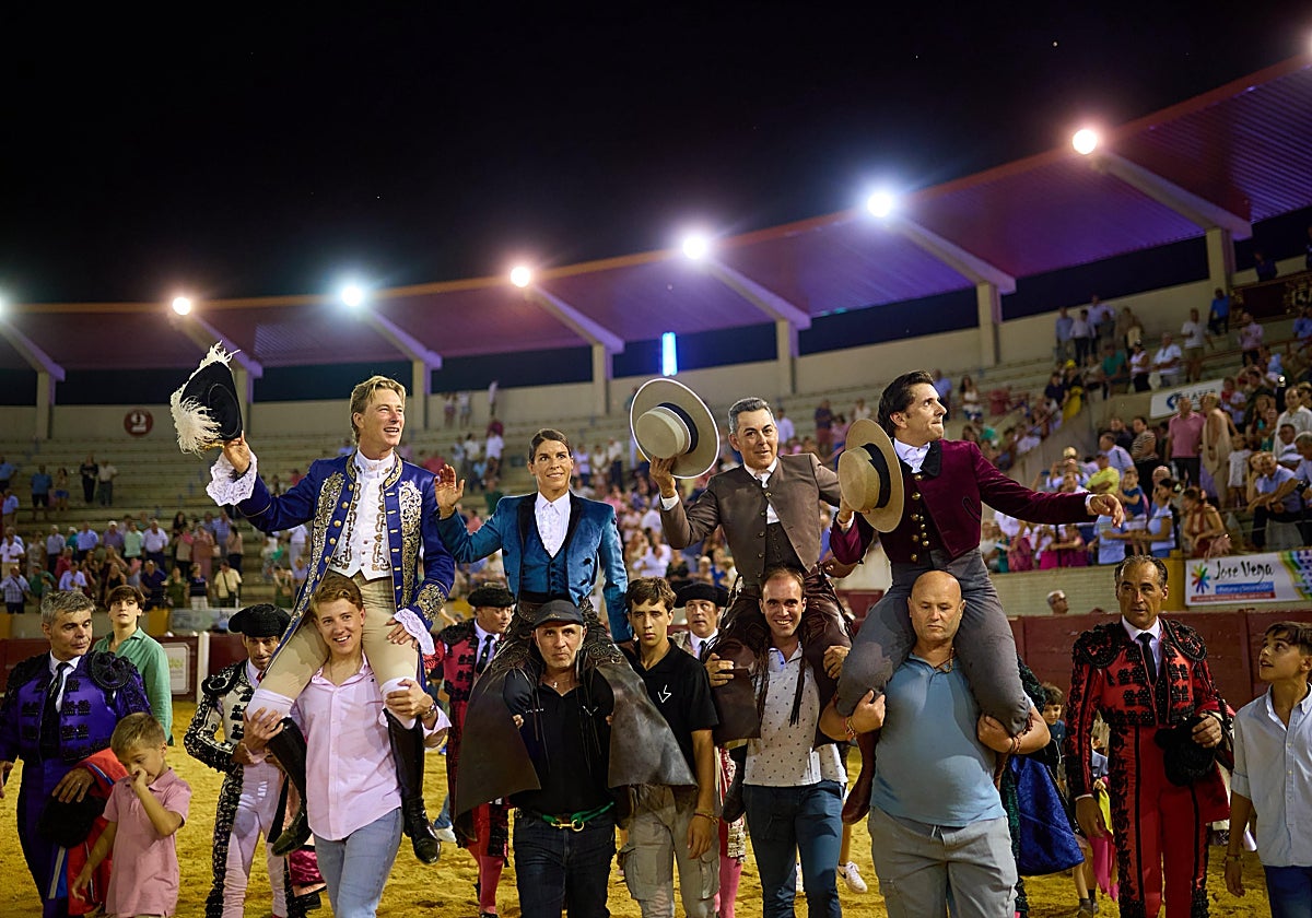 La terna de rejoneadores y el mayoral a hombros en Morón