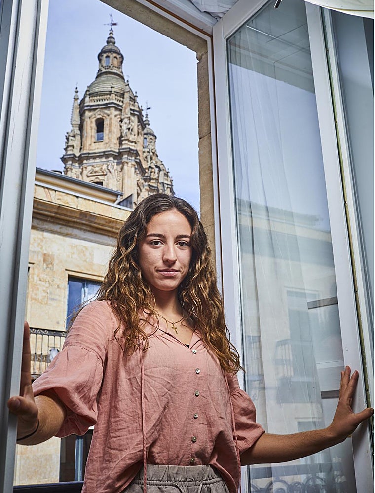 Raquel Martín durante la entrevista, con la Catedral de fondo