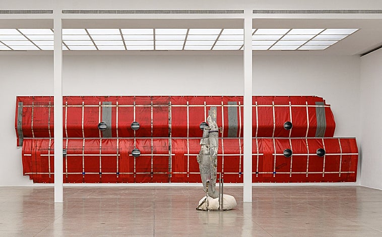 Imagen principal - En las imágenes, detalle del montaje de la muestra en Viena de June Crespo