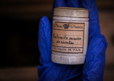 Imagen secundaria 1 - Antiguos albarelos de la Real Botica y bote de extracto acuoso de cicuta extraído de los cajones