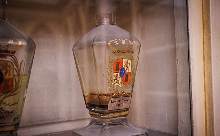 Imagen principal - Extracto de cicuta, semen de ballena, pescado líquido: En la rebotica de la histórica Farmacia del Palacio Real de Madrid