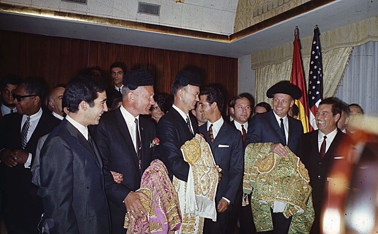 Imagen principal - Los astronautas del Apolo 11 en su visita a España, 'Buzz' Aldrin, fotografiado por Armstrong en la superficie lunar y el anuncio de 1968 