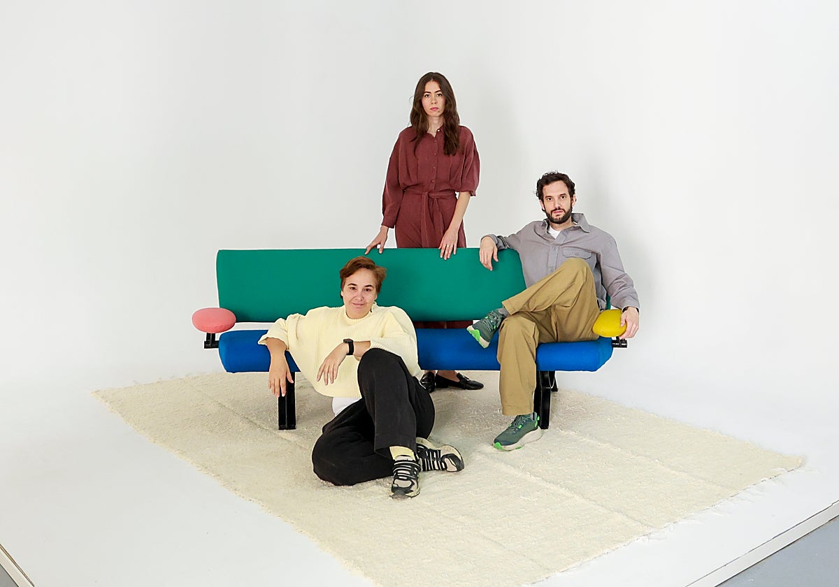 Cristina de Middel (en el suelo) junto a sus compañeros en Estudio Milagros, Beatriz Jarauta y Carlos Alba