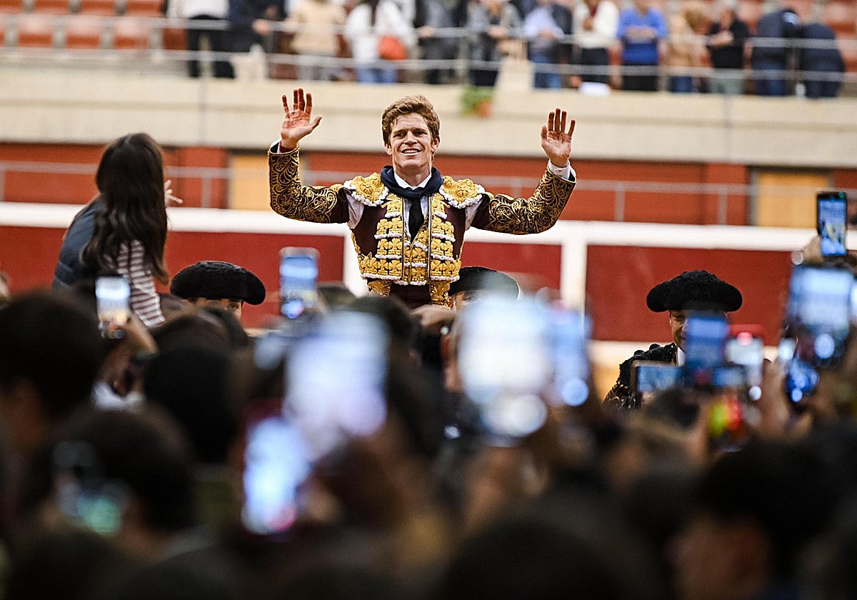 Borja Jiménez sale a hombros entre una nube de móviles