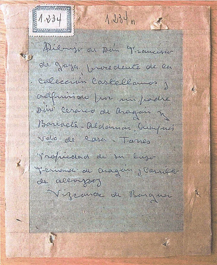 Inscripción manuscrita a bolígrafo de Fernando de Aragón en la trasera del marco que tenía el dibujo