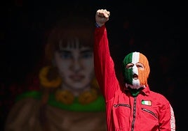 Dan carpetazo al caso por «terrorismo» contra un miembro de la banda Kneecap por exhibir una bandera de Hizbolá en una concierto