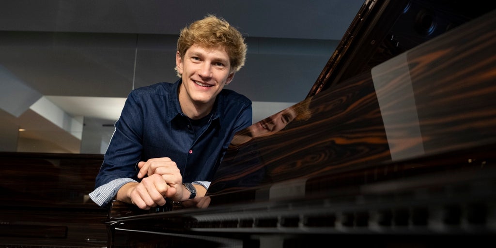 JAN LISIECKI, EL PRODIGIO QUE DIBUJA EMOCIONES SOBRE EL PIANO