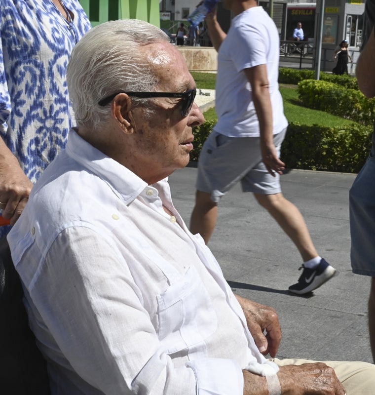 Curro Romero recibe el alta tras su ingreso por una neumonía en el Hospital  Virgen Macarena
