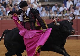 Y Pablo Aguado paró el tráfico antes de la carrera nocturna en Sevilla