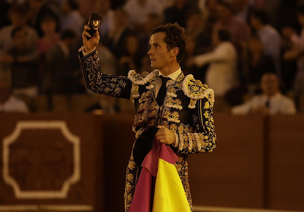 Daniel Luque mostrando la única oreja que se ha cortado esta tarde en la Maestranza