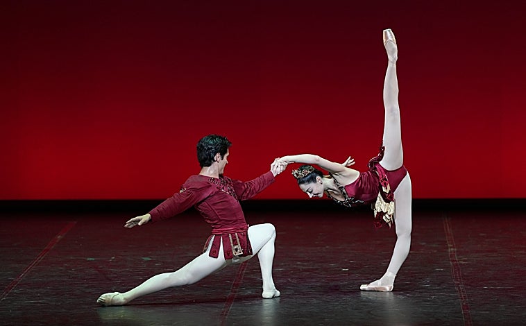 Imagen principal - Algunos instantes durante el espectáculo y los ensayos de la Gala somos Arte de Valencia