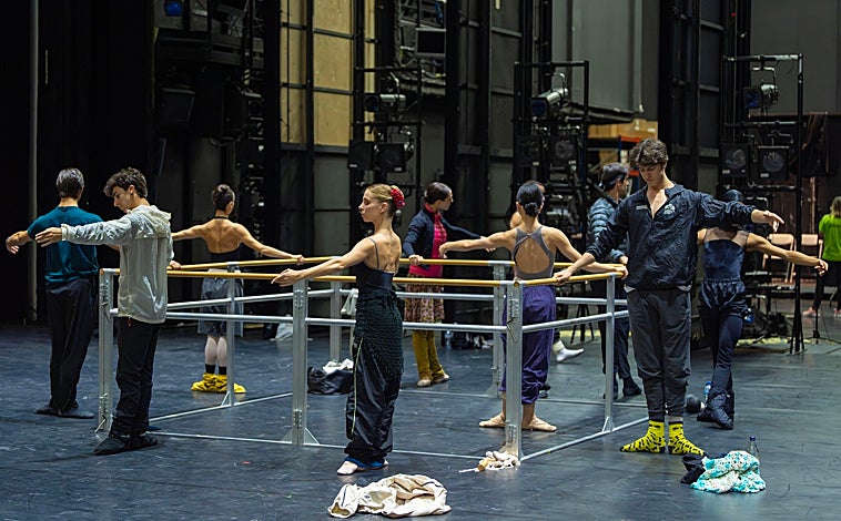 Imagen principal - Instantes previos a la gala. Derecha: Riho Sakamoto y Martin ten Kortenaar en 'In the middle, somewhat elevated'. Izquierda: Mario Galindo y Shani Peretz en 'Discordance', de Jose Carlos Blanco