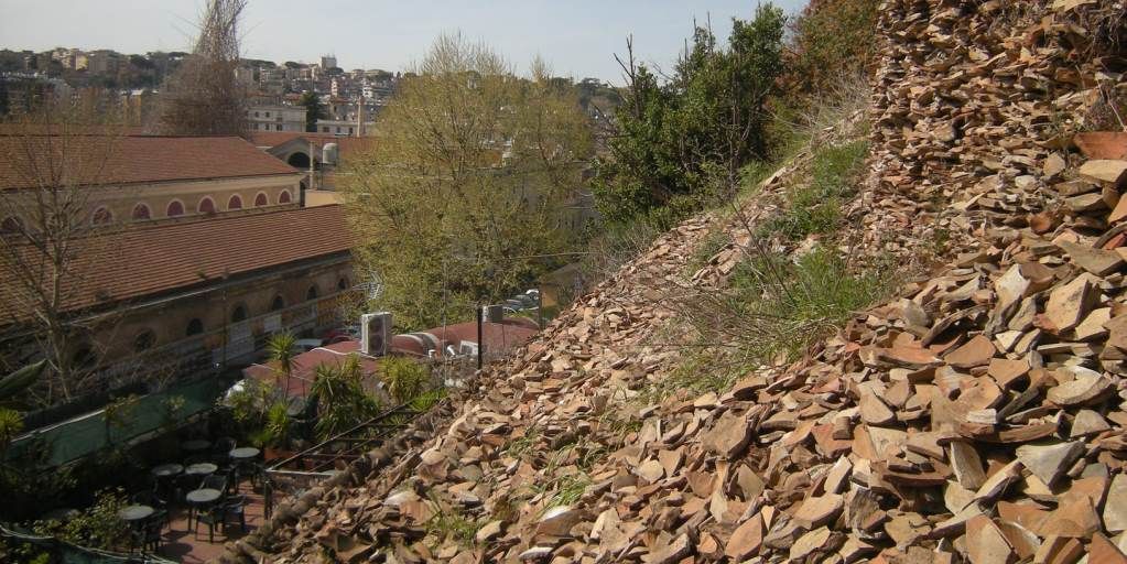 Vista del Monte Testaccio, donde se amontonaban las ánforas que venían de la Bética.