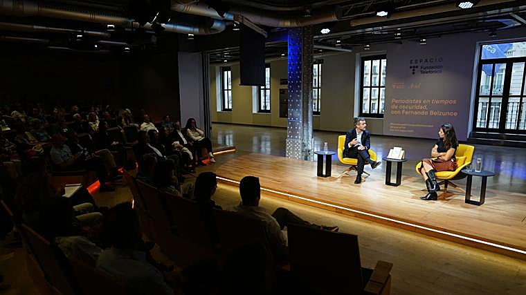 Fernando Belzunce y Ana Pastor, durante la presentación de 'Periodistas en tiempos de oscuridad' en el Espacio Fundación Telefónica